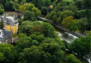 Schloss Bückeburg von oben mit Blick auf die Schlossgraft und Tennisplätze